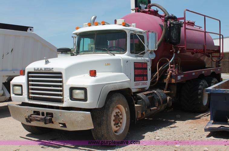 image for item K8955 2000 Mack RD688S vacuum truck