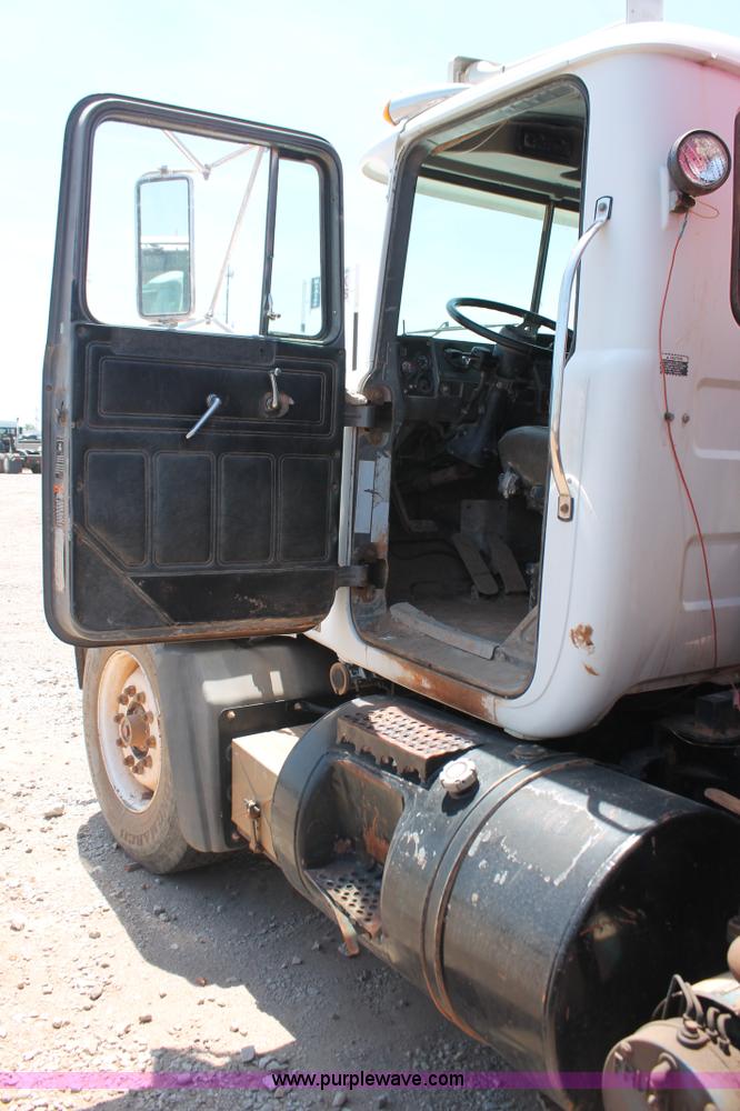 image for item K8955 2000 Mack RD688S vacuum truck