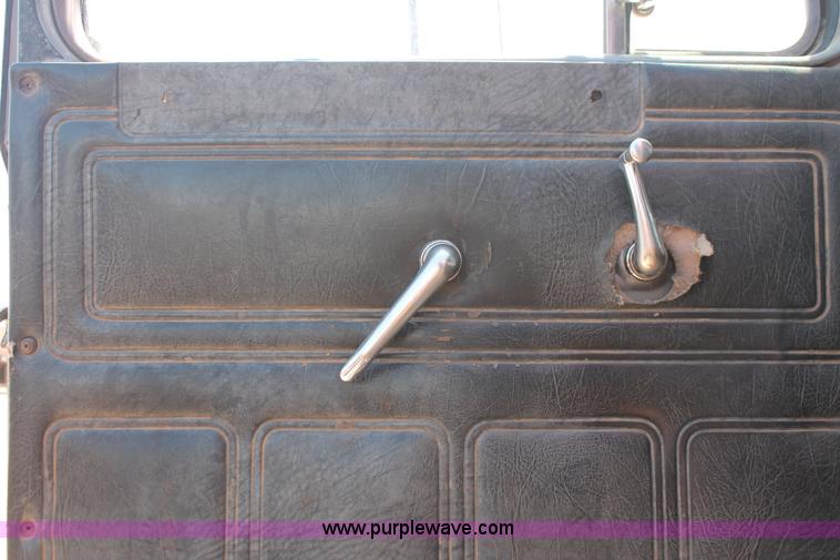 image for item K8955 2000 Mack RD688S vacuum truck