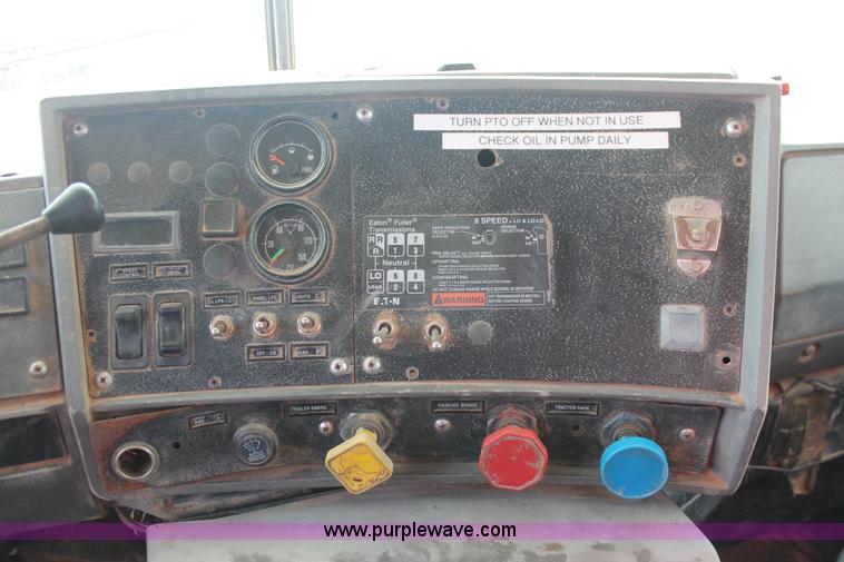 image for item K8955 2000 Mack RD688S vacuum truck