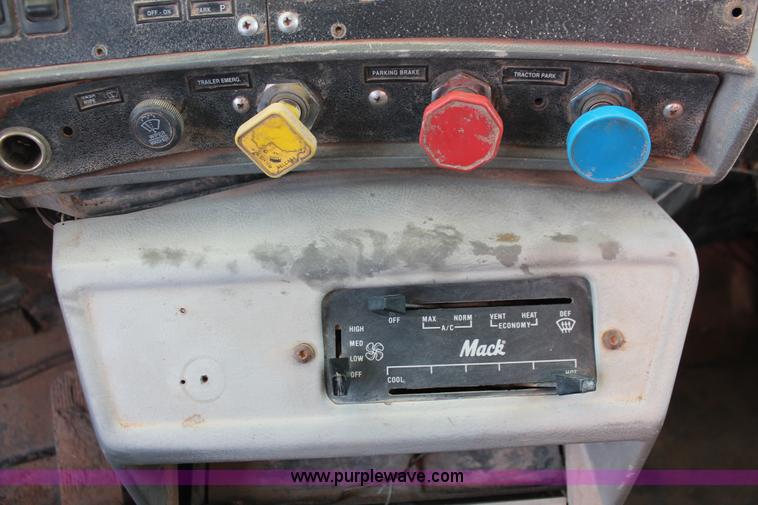 image for item K8955 2000 Mack RD688S vacuum truck