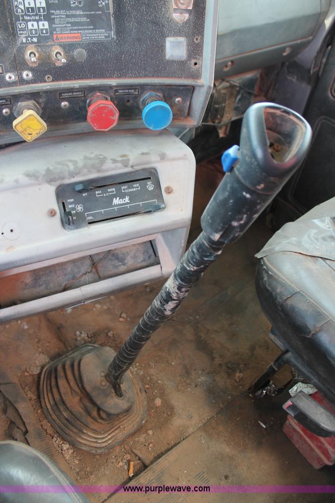 image for item K8955 2000 Mack RD688S vacuum truck