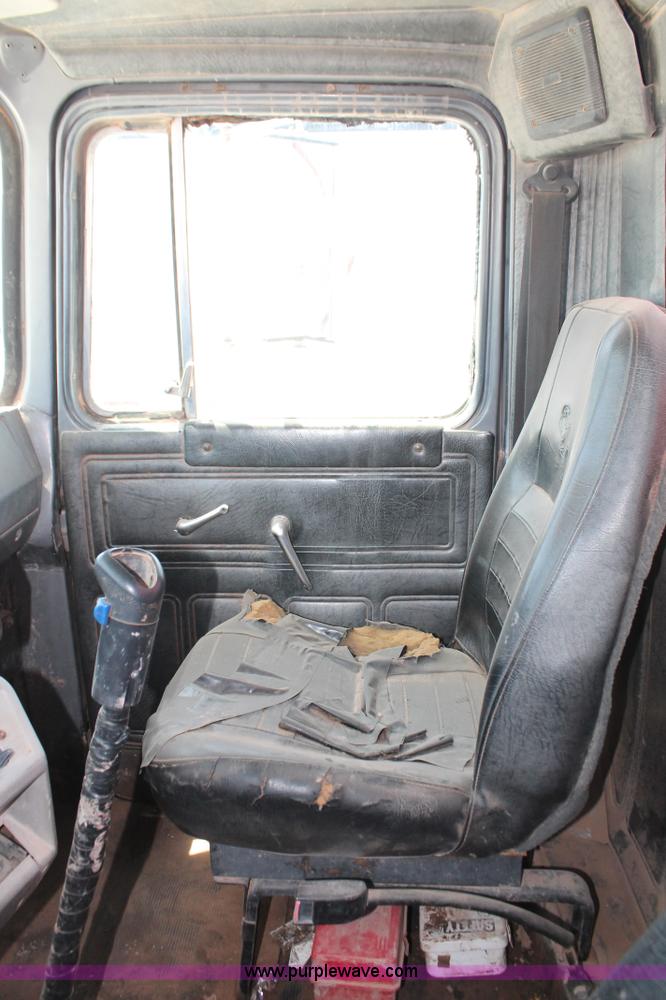 image for item K8955 2000 Mack RD688S vacuum truck