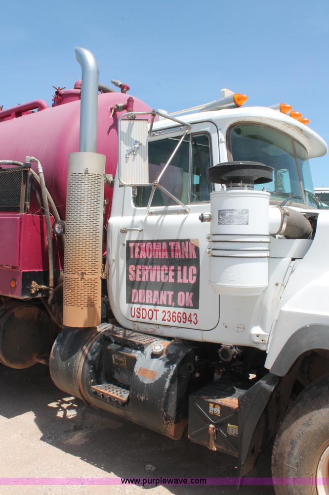 image for item K8955 2000 Mack RD688S vacuum truck