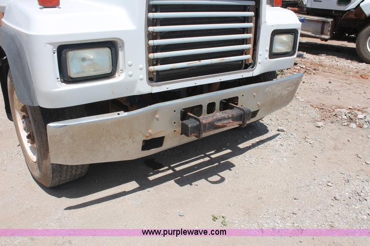 image for item K8955 2000 Mack RD688S vacuum truck