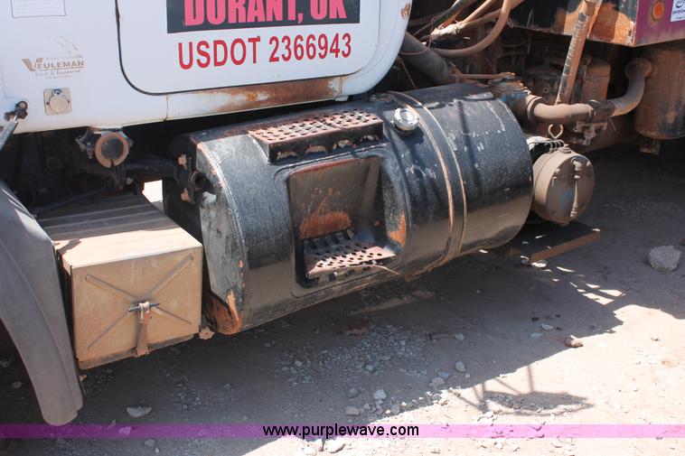 image for item K8955 2000 Mack RD688S vacuum truck