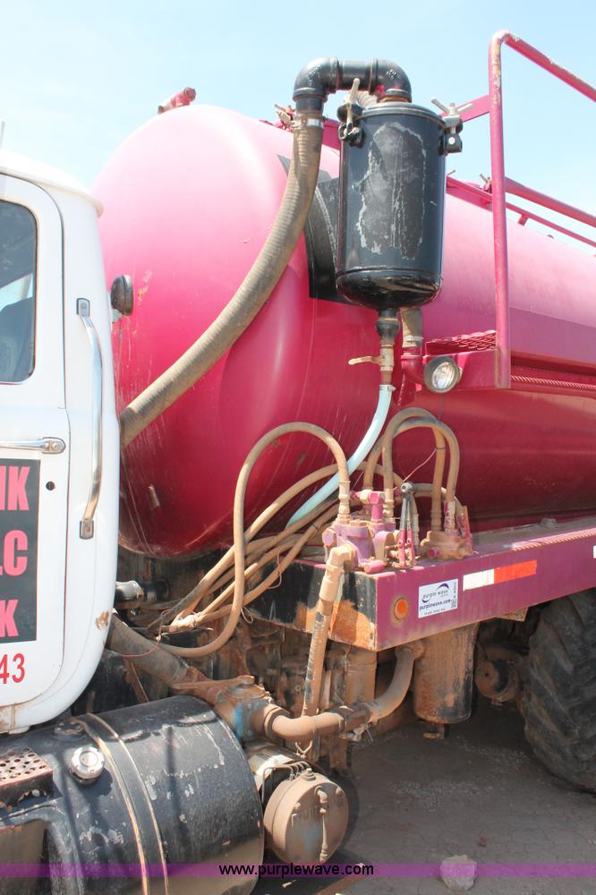 image for item K8955 2000 Mack RD688S vacuum truck