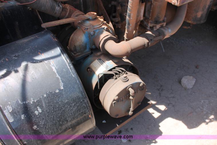 image for item K8955 2000 Mack RD688S vacuum truck