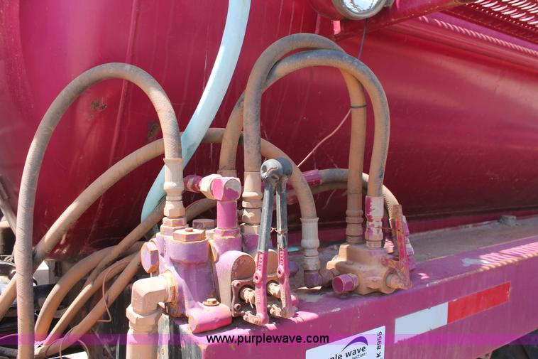 image for item K8955 2000 Mack RD688S vacuum truck