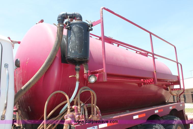 image for item K8955 2000 Mack RD688S vacuum truck