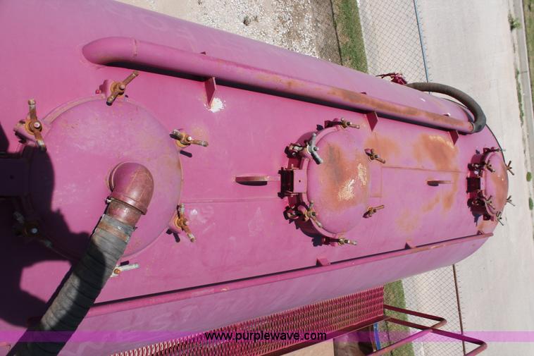 image for item K8955 2000 Mack RD688S vacuum truck