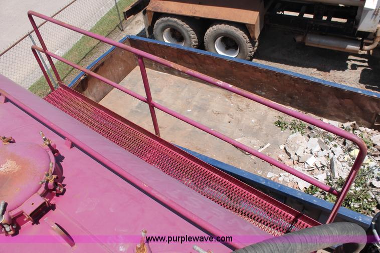 image for item K8955 2000 Mack RD688S vacuum truck