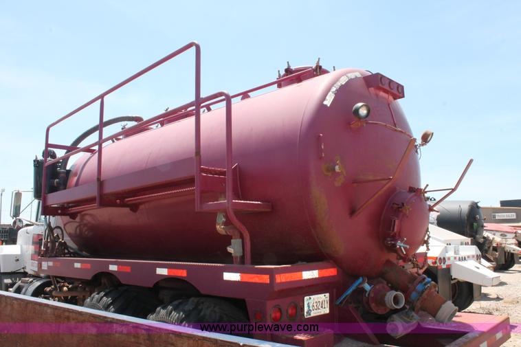 image for item K8955 2000 Mack RD688S vacuum truck