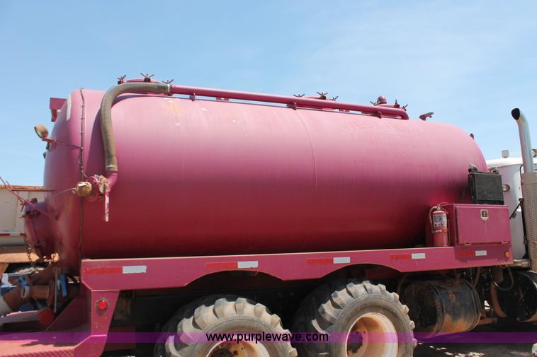 image for item K8955 2000 Mack RD688S vacuum truck