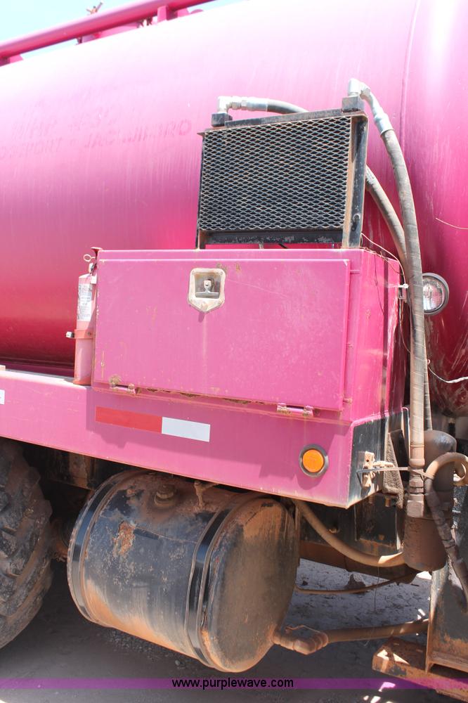 image for item K8955 2000 Mack RD688S vacuum truck