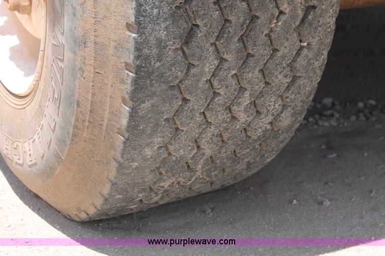 image for item K8955 2000 Mack RD688S vacuum truck