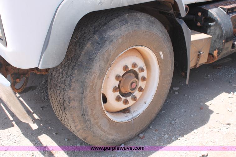 image for item K8955 2000 Mack RD688S vacuum truck