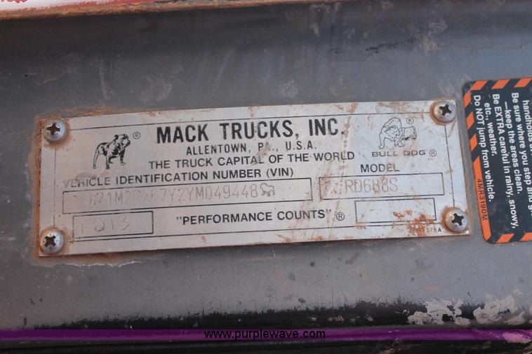 image for item K8955 2000 Mack RD688S vacuum truck