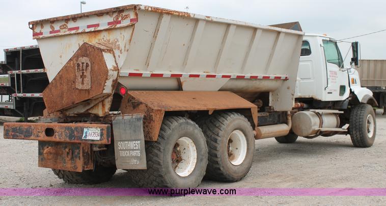 image for item K8956 2000 Sterling L9500 applicator spreader truck
