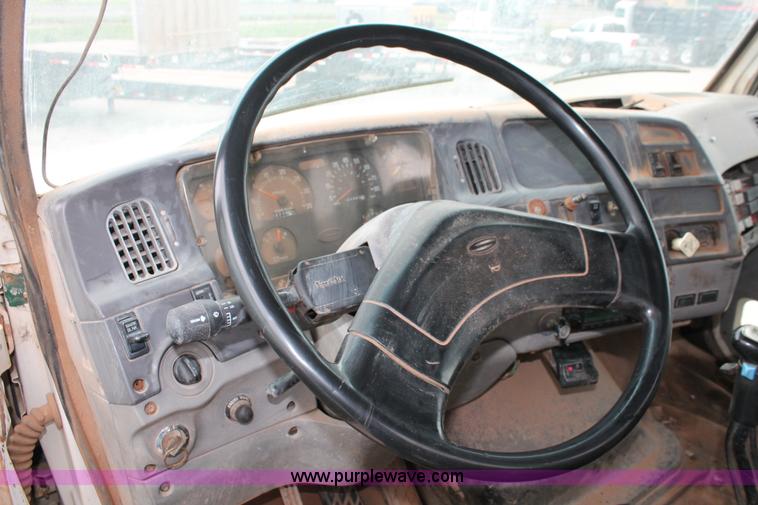 image for item K8956 2000 Sterling L9500 applicator spreader truck