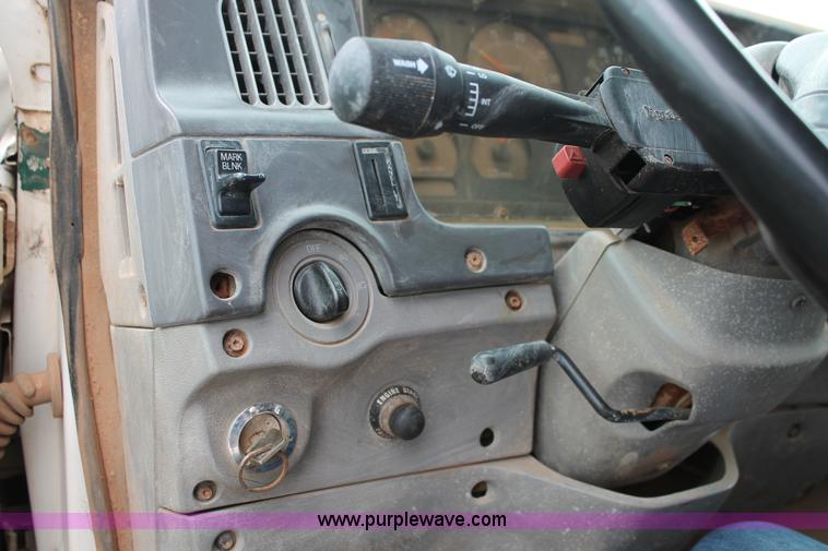 image for item K8956 2000 Sterling L9500 applicator spreader truck