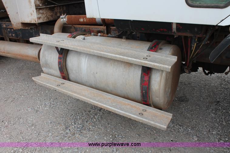 image for item K8956 2000 Sterling L9500 applicator spreader truck