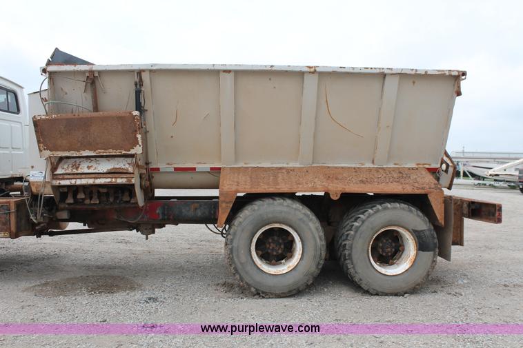 image for item K8956 2000 Sterling L9500 applicator spreader truck