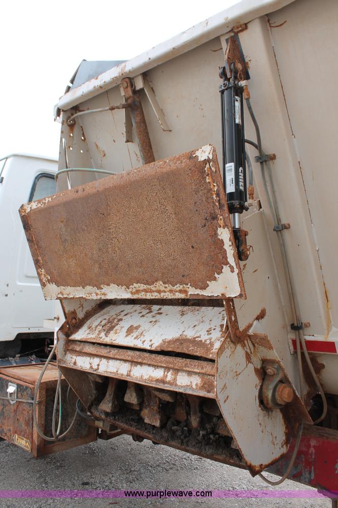 image for item K8956 2000 Sterling L9500 applicator spreader truck