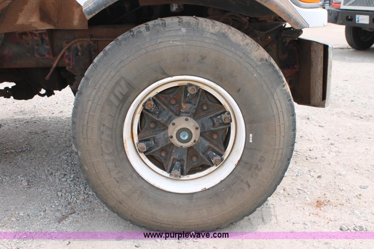 image for item K8956 2000 Sterling L9500 applicator spreader truck