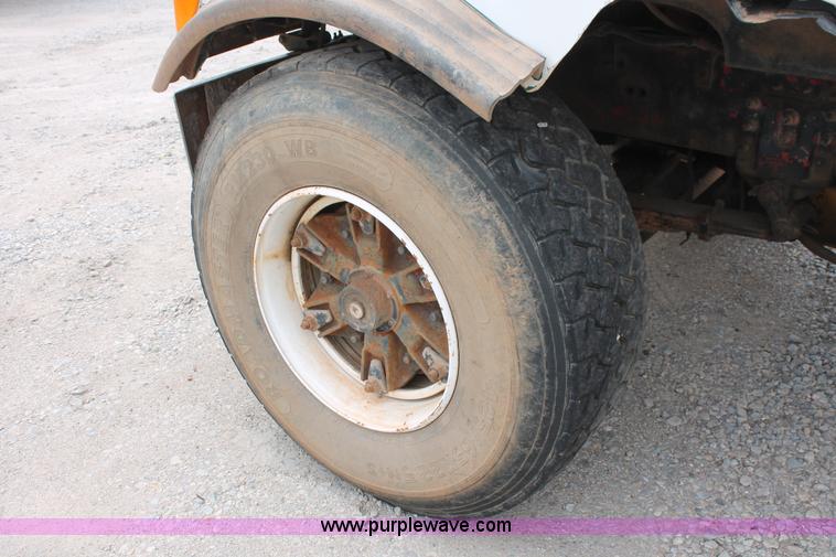 image for item K8956 2000 Sterling L9500 applicator spreader truck