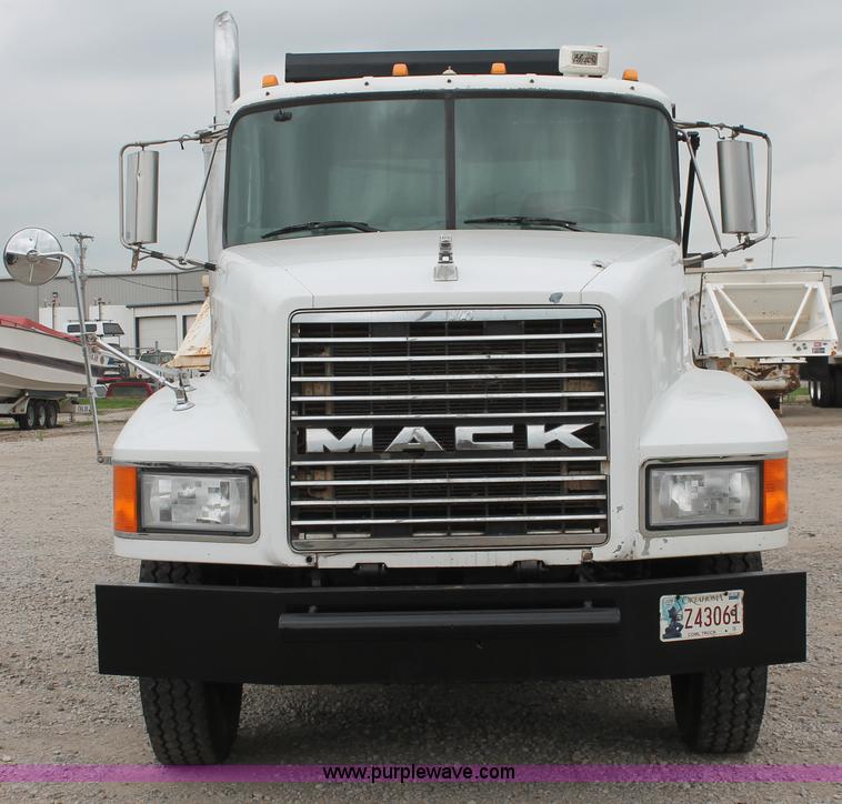 image for item K8957 2000 Mack CH613 dump truck
