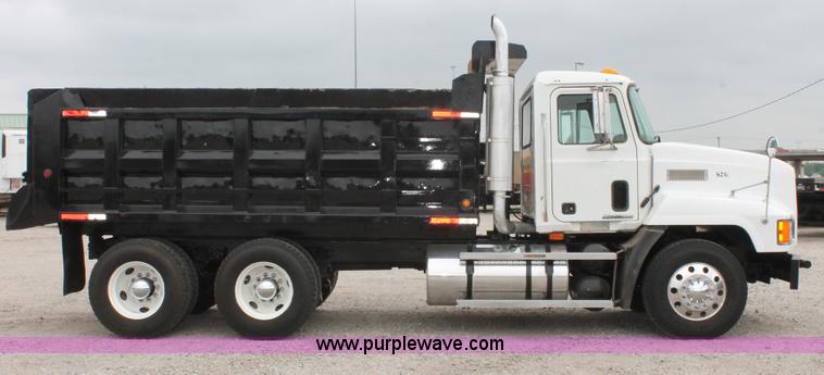 image for item K8957 2000 Mack CH613 dump truck