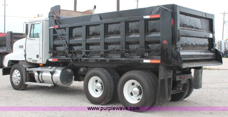 image for item K8957 2000 Mack CH613 dump truck