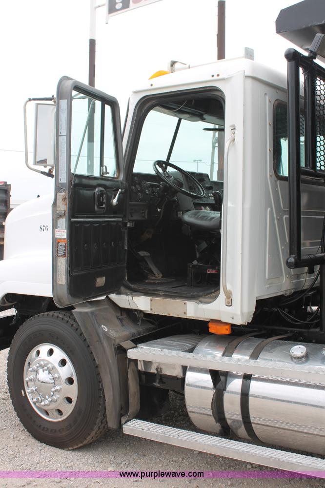 image for item K8957 2000 Mack CH613 dump truck