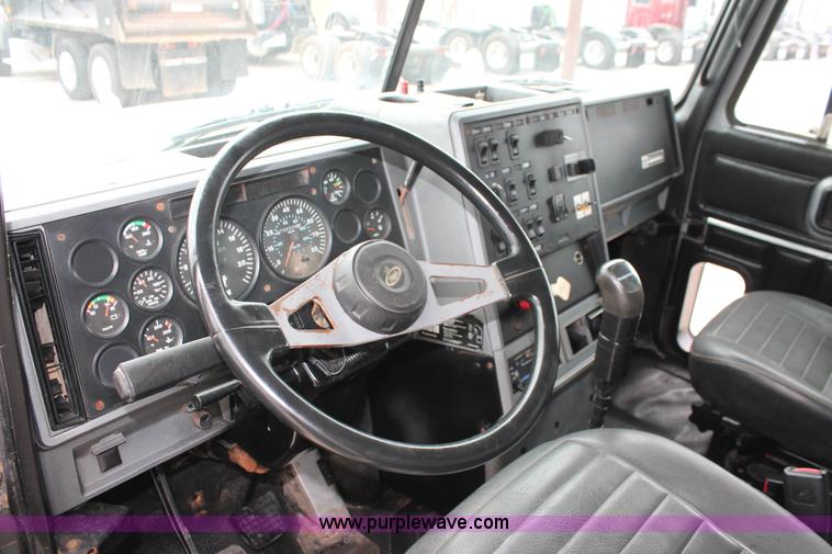 image for item K8957 2000 Mack CH613 dump truck