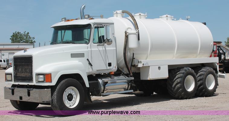 image for item K8958 1995 Mack CH613 vacuum truck