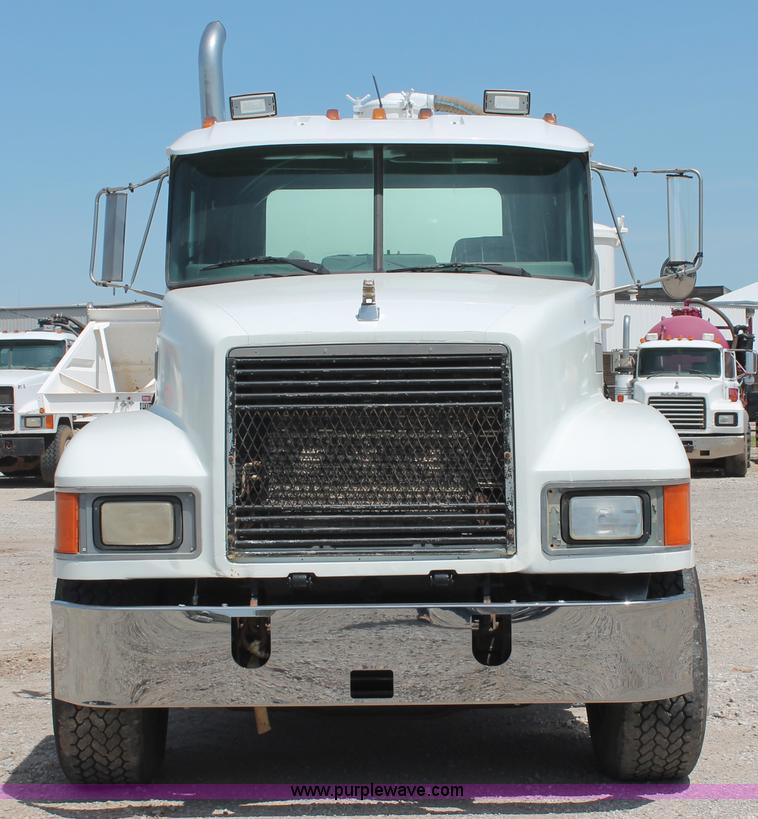 image for item K8958 1995 Mack CH613 vacuum truck