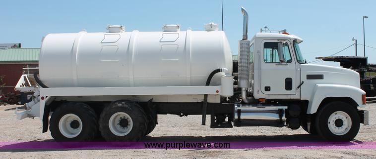 image for item K8958 1995 Mack CH613 vacuum truck