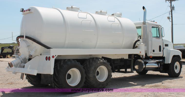 image for item K8958 1995 Mack CH613 vacuum truck