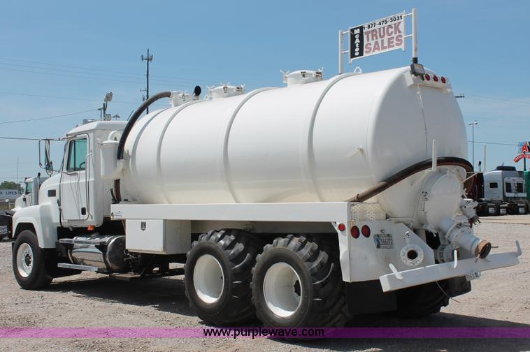 image for item K8958 1995 Mack CH613 vacuum truck