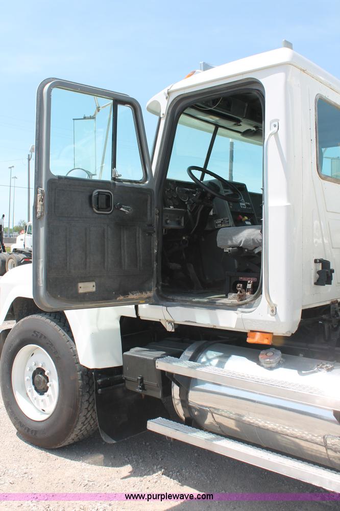 image for item K8958 1995 Mack CH613 vacuum truck