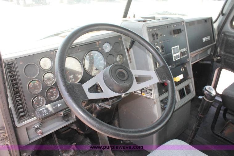 image for item K8958 1995 Mack CH613 vacuum truck