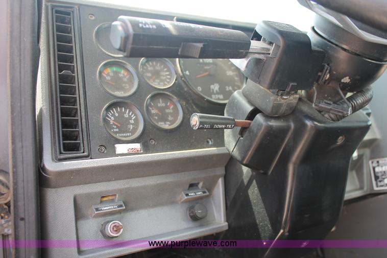 image for item K8958 1995 Mack CH613 vacuum truck