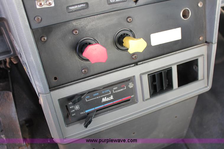 image for item K8958 1995 Mack CH613 vacuum truck