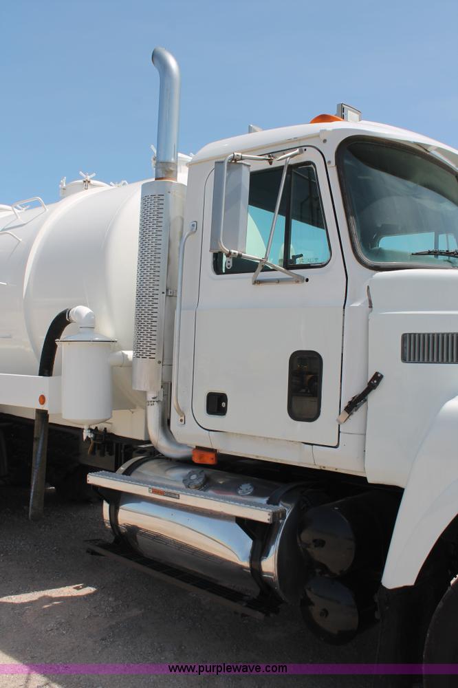 image for item K8958 1995 Mack CH613 vacuum truck
