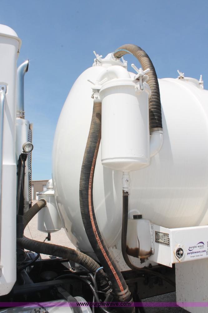 image for item K8958 1995 Mack CH613 vacuum truck