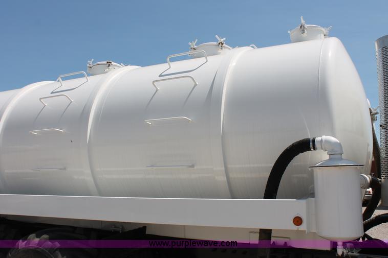 image for item K8958 1995 Mack CH613 vacuum truck