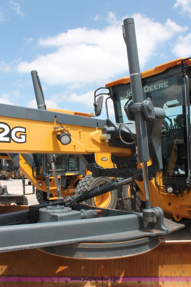 image for item K8959 2010 John Deere 672G motor grader