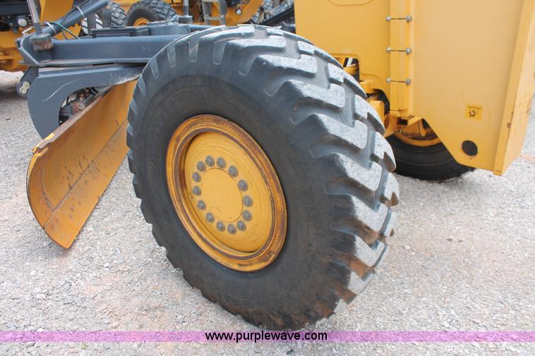 image for item K8959 2010 John Deere 672G motor grader