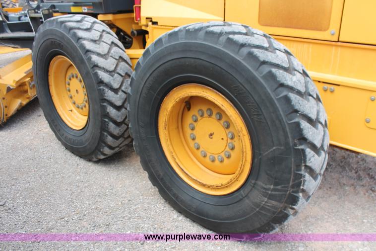 image for item K8959 2010 John Deere 672G motor grader